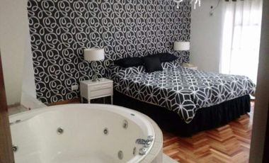 CASA 5 AMB CON LOTE DE 400 MTS PERMUTA POR DEPTO 3 AMB CON COCHERA QUILMES CENTRO