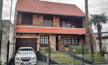 CASA 5 AMB CON LOTE DE 400 MTS PERMUTA POR DEPTO 3 AMB CON COCHERA QUILMES CENTRO