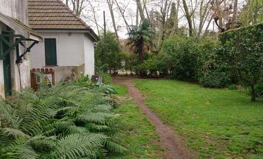 Chalet de estilo ubicado a 50 metros de la Avenida Berlín y a 400 metros de la estación.