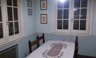 Chalet de estilo ubicado a 50 metros de la Avenida Berlín y a 400 metros de la estación.