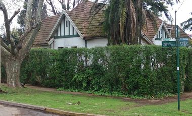Chalet de estilo ubicado a 50 metros de la Avenida Berlín y a 400 metros de la estación.