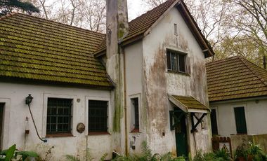 Chalet de estilo ubicado a 50 metros de la Avenida Berlín y a 400 metros de la estación.