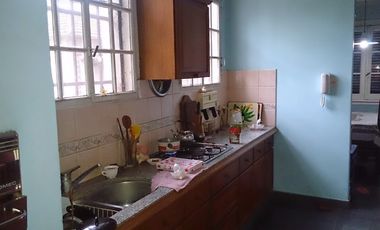 Chalet de estilo ubicado a 50 metros de la Avenida Berlín y a 400 metros de la estación.
