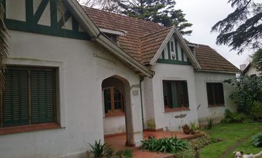 Chalet de estilo ubicado a 50 metros de la Avenida Berlín y a 400 metros de la estación.