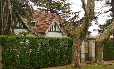 Chalet de estilo ubicado a 50 metros de la Avenida Berlín y a 400 metros de la estación.