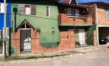 Casa en el Barrio Policial , Longchamps.