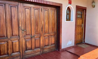 CHALET 6 AMBIENTES CON FONDO, GALPON Y PARQUE - SAN JUSTO