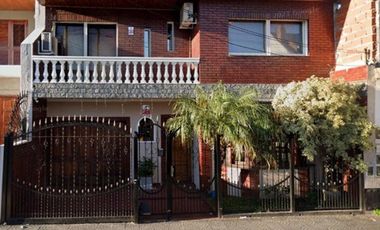 CHALET 6 AMBIENTES CON FONDO, GALPON Y PARQUE - SAN JUSTO