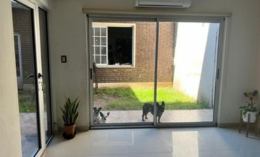 CHALET 6 AMBIENTES CON FONDO, GALPON Y PARQUE - SAN JUSTO