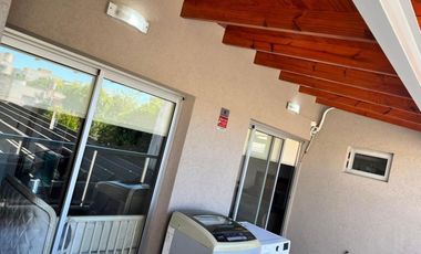 CHALET 6 AMBIENTES CON FONDO, GALPON Y PARQUE - SAN JUSTO