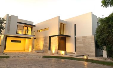 Casa en venta con acción en la privada Kutz del Yucatán Country Club