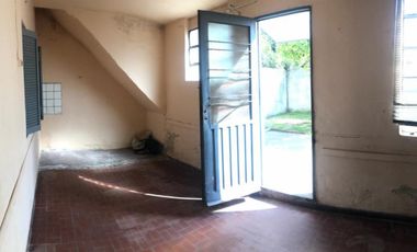 PH FRENTE CON LOCAL Y ENTRADA DE AUTO