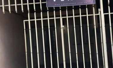 PH FRENTE CON LOCAL Y ENTRADA DE AUTO