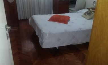 CHILAVERT. CAMPICHUELO Y 26 DE JULIO. CASA 3 AMBIENTES  CON ENTRADA PARA VARIOS AUTOS Y GRAN FONDO LIBRE