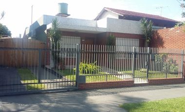 CHILAVERT. CAMPICHUELO Y 26 DE JULIO. CASA 3 AMBIENTES  CON ENTRADA PARA VARIOS AUTOS Y GRAN FONDO LIBRE