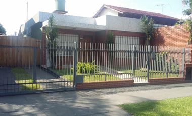 CHILAVERT. CAMPICHUELO Y 26 DE JULIO. CASA 3 AMBIENTES  CON ENTRADA PARA VARIOS AUTOS Y GRAN FONDO LIBRE