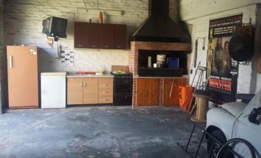 CHILAVERT. CAMPICHUELO Y 26 DE JULIO. CASA 3 AMBIENTES  CON ENTRADA PARA VARIOS AUTOS Y GRAN FONDO LIBRE