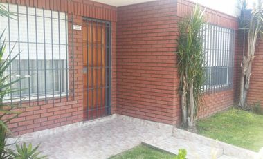 CHILAVERT. CAMPICHUELO Y 26 DE JULIO. CASA 3 AMBIENTES  CON ENTRADA PARA VARIOS AUTOS Y GRAN FONDO LIBRE