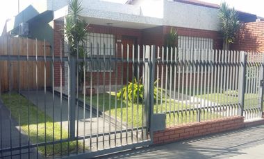 CHILAVERT. CAMPICHUELO Y 26 DE JULIO. CASA 3 AMBIENTES  CON ENTRADA PARA VARIOS AUTOS Y GRAN FONDO LIBRE