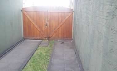 CHILAVERT. CAMPICHUELO Y 26 DE JULIO. CASA 3 AMBIENTES  CON ENTRADA PARA VARIOS AUTOS Y GRAN FONDO LIBRE