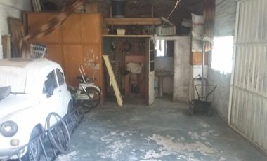 CHILAVERT. CAMPICHUELO Y 26 DE JULIO. CASA 3 AMBIENTES  CON ENTRADA PARA VARIOS AUTOS Y GRAN FONDO LIBRE