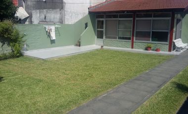 CHILAVERT. CAMPICHUELO Y 26 DE JULIO. CASA 3 AMBIENTES  CON ENTRADA PARA VARIOS AUTOS Y GRAN FONDO LIBRE