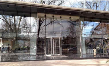 Oficina en Arriendo en Esquina de Avenida Andrés Bello con Bucarest