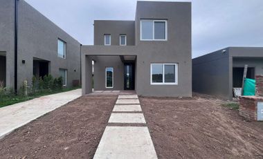 VENTA casa de tres dormitorios Barrio El Aljibe de Manzanares - Pilar Entrega  INMEDIATA!!