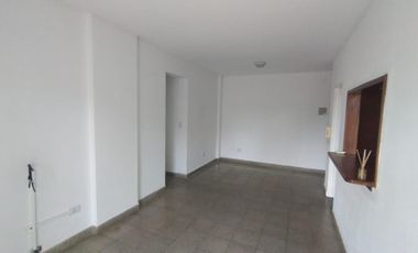 DEPARTAMENTO EN VENTA EN PLENO CENTRO DE LA CIUDAD, EXCELENTE UBICACIÓN.-