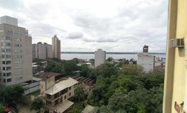 DEPARTAMENTO EN VENTA EN PLENO CENTRO DE LA CIUDAD, EXCELENTE UBICACIÓN.-