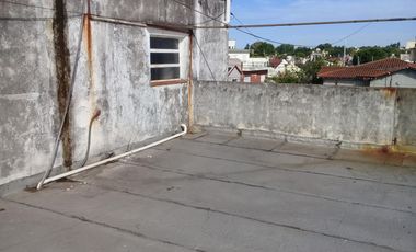 AMPLIO DEPARTAMENTO DE 3 AMBIENTES EN PLANTA ALTA.