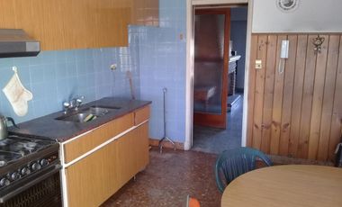 AMPLIO DEPARTAMENTO DE 3 AMBIENTES EN PLANTA ALTA.