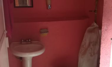 Casa de Dos Niveles, Tres Recamaras y Ubicada en Esquina.