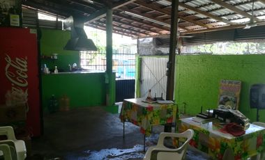 Casa de Dos Niveles, Tres Recamaras y Ubicada en Esquina.