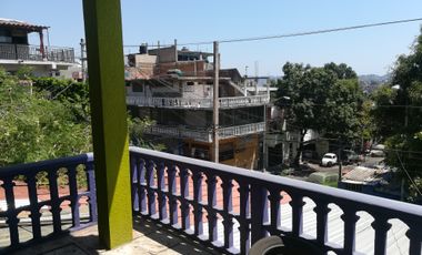 Casa de Dos Niveles, Tres Recamaras y Ubicada en Esquina.