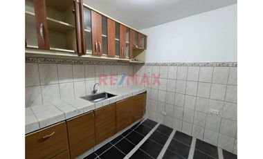 Se Vende Casa De 3 Pisos En Huascar. San Juan De Lurigancho