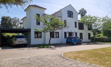 Casa 5 ambientes con cochera y dependencia de servicio en venta en barrio La Martinica - Pilar