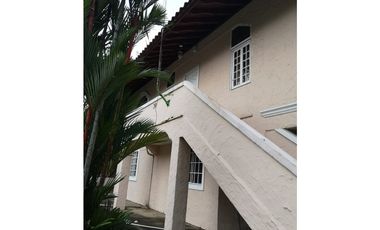 CASA ALBROOK UN PISO  2 APARTAMENTOS