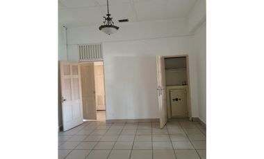 CASA ALBROOK UN PISO  2 APARTAMENTOS