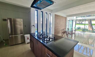 Hermosa y Espaciosa Casa en Privada