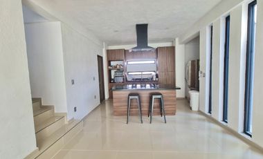 Hermosa y Espaciosa Casa en Privada