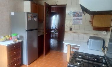 Casa en venta. 4d más servicios. Lo Barnechea
