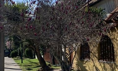 Casa en venta. 4d más servicios. Lo Barnechea