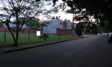 ESPECTACULAR TERRENO EN UNO DE LOS BARRIOS MÁS PINTORESCOS DE POSADAS – A PASOS DE PUERTO LAUREL.-