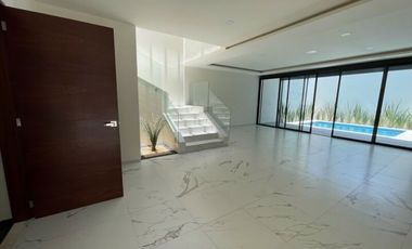 Casa nueva en venta con vigilancia, 4 recámaras en la zona dorada de Cuernavaca.