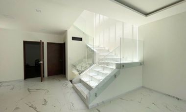 Casa nueva en venta con vigilancia, 4 recámaras en la zona dorada de Cuernavaca.