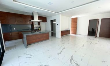 Casa nueva en venta con vigilancia, 4 recámaras en la zona dorada de Cuernavaca.