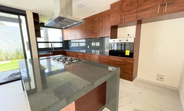 Casa nueva en venta con vigilancia, 4 recámaras en la zona dorada de Cuernavaca.