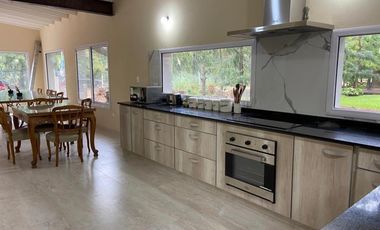 Casa de 5 AMBIENTES ubicada en Costa del Este .