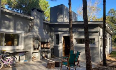 Casa de 5 AMBIENTES ubicada en Costa del Este .
